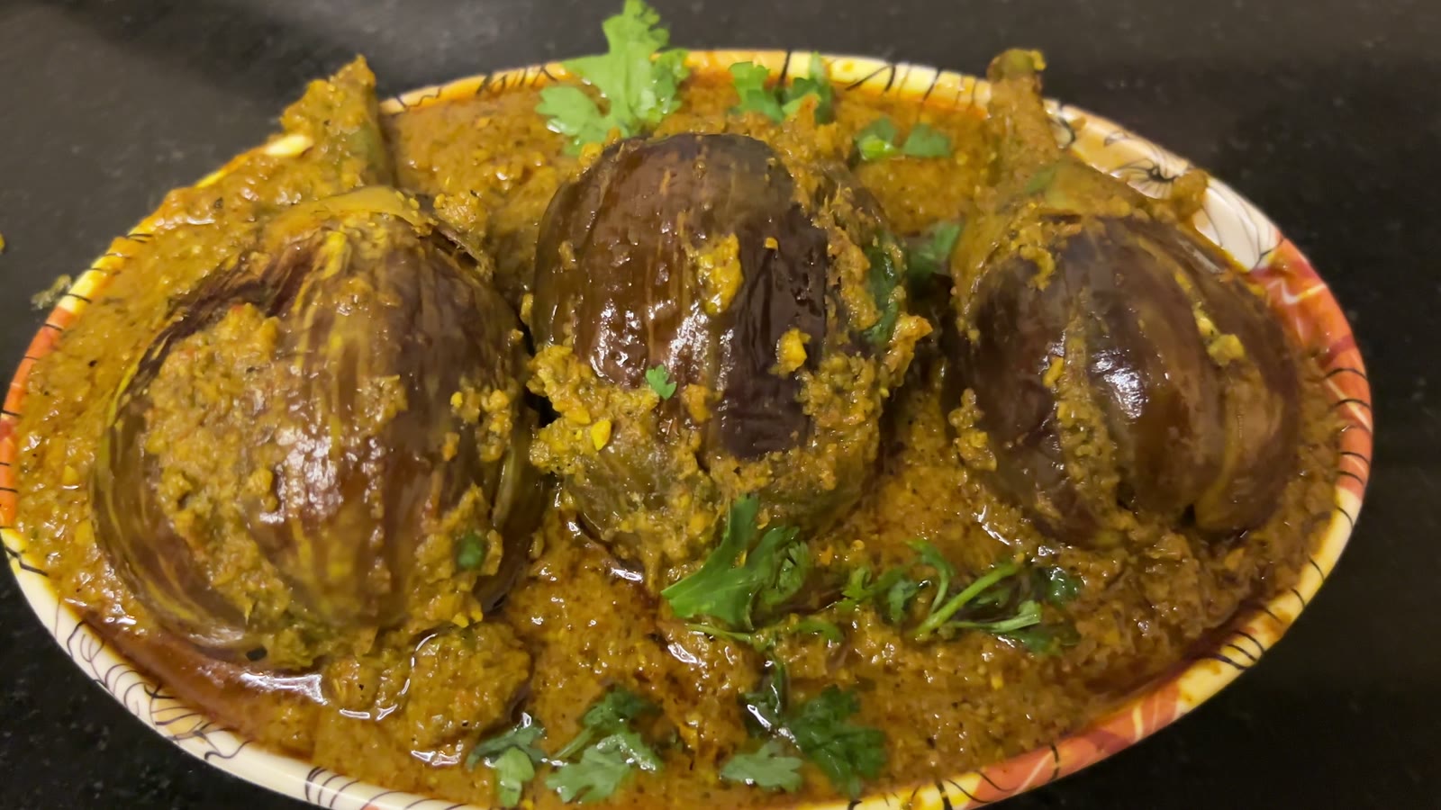 ताटात वाढलेली मसालेदार भरली वांगी