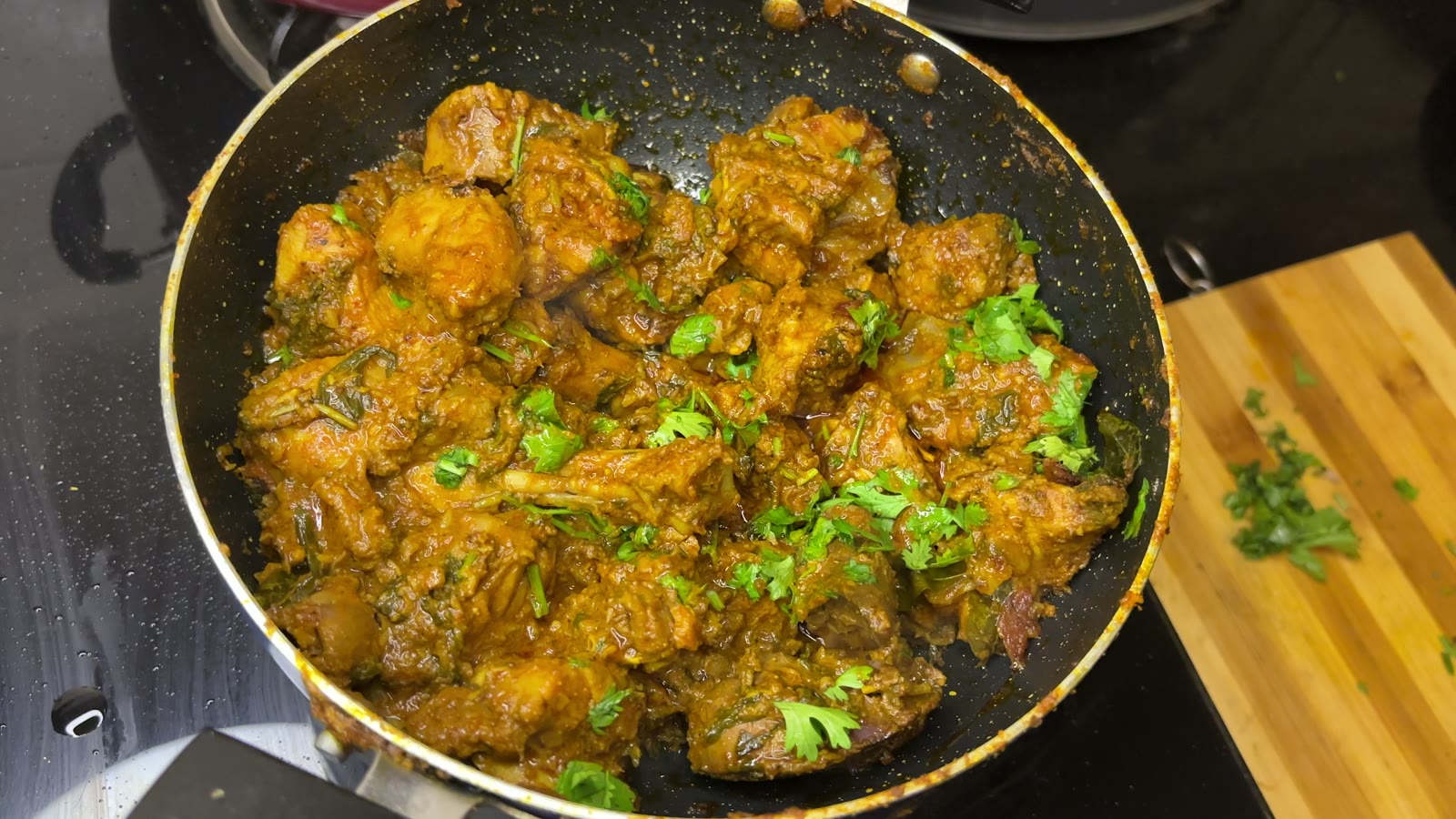 कोथिंबीर घातलेला घट्ट मसाल्याचा चिकन सुक्का