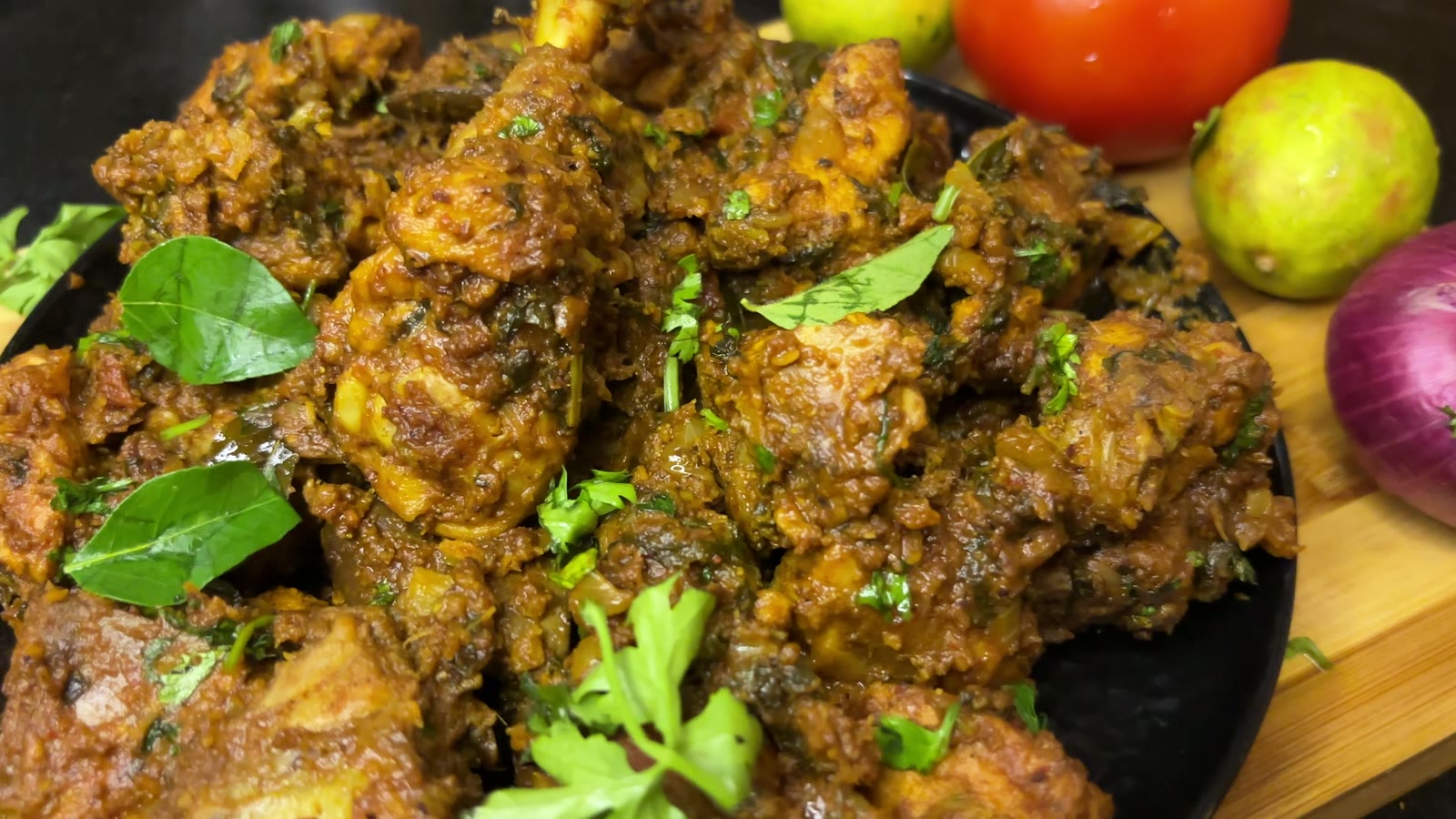ताटात वाढलेला चिकन सुक्का