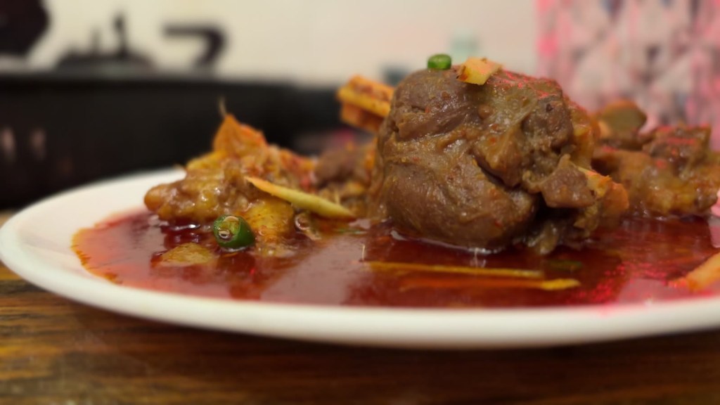 ताटात लाल तर्रीसोबत नल्ली निहारी - Nalli Nihari