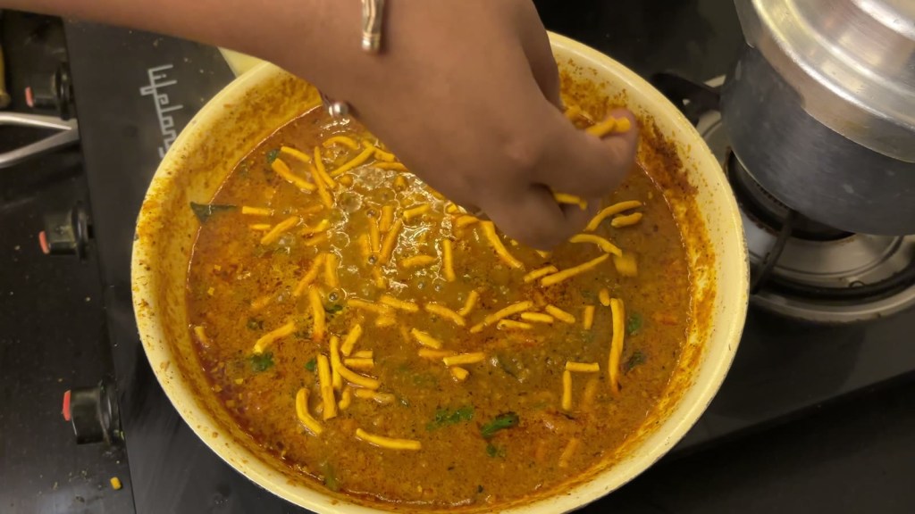 तयार रश्श्यात शेवटी मसाला शेव घालणे
