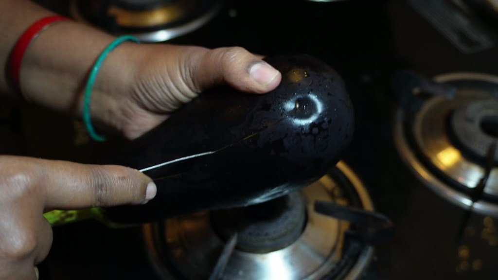 भरताच्या वांग्याला उभे काप देऊन लसूण खोचणे
